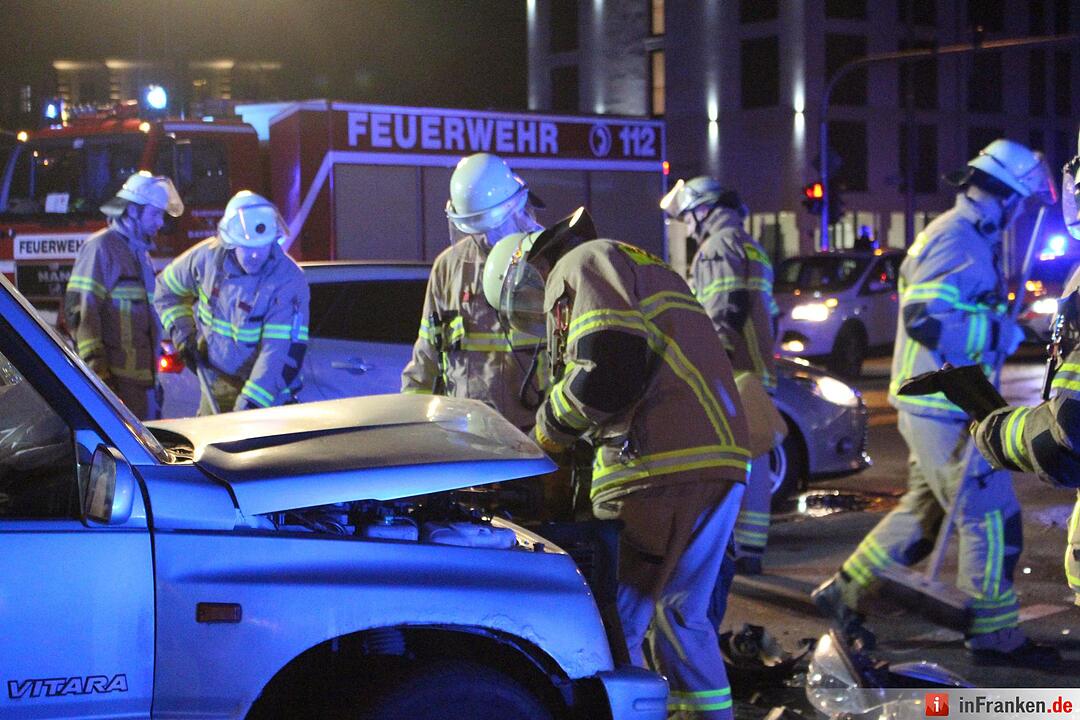 Frontalcrash in Bayreuth: Autos kollidieren - drei Menschen verletzt