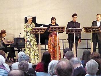 Sie bereiteten dem Publikum und sich selbst einen vergnüglichen Abend (v. l.): Eric Schneider, Daria Tudor, Julia Sophie Wagner, Marie-Luise Dreßen, Julian Freibott und Ludwig Mittelhammer. Foto: Ahnert
