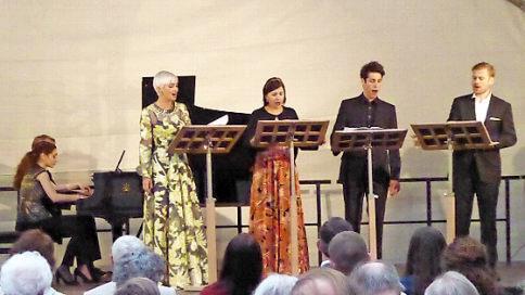 Sie bereiteten dem Publikum und sich selbst einen vergnüglichen Abend (v. l.): Eric Schneider, Daria Tudor, Julia Sophie Wagner, Marie-Luise Dreßen, Julian Freibott und Ludwig Mittelhammer. Foto: Ahnert