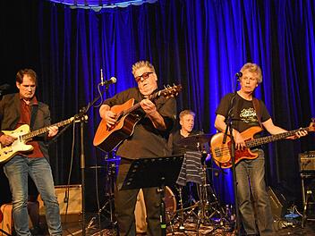 Mitreißend war das Konzert, das die "Fast Eddy's Blue Band" in der Rathaushalle in Haßfurt gab. Im Bild (von links) Janni Petsos (Gitarre), Eddy Wilkinson (Gesang, Gitarre, Blues Harp), Tilo Stutz (Schlagzeug) und Uwe Jesdinsky (Bass).Ulrike Langer