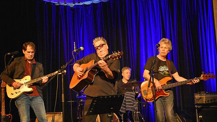 Mitreißend war das Konzert, das die "Fast Eddy's Blue Band" in der Rathaushalle in Haßfurt gab. Im Bild (von links) Janni Petsos (Gitarre), Eddy Wilkinson (Gesang, Gitarre, Blues Harp), Tilo Stutz (Schlagzeug) und Uwe Jesdinsky (Bass).Ulrike Langer