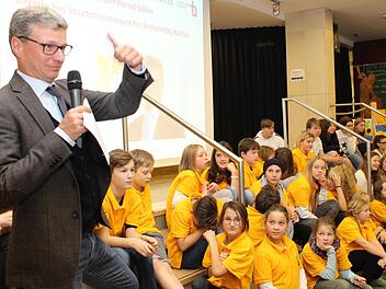 Bernd Sibler vergab ein "Daumen hoch" für die Höchstadter Solibrot-Aktion.  Foto: Evi Seeger