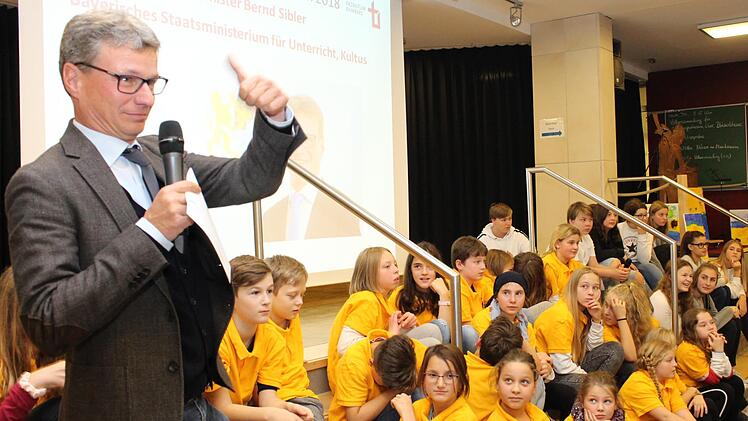 Bernd Sibler vergab ein "Daumen hoch" für die Höchstadter Solibrot-Aktion.  Foto: Evi Seeger