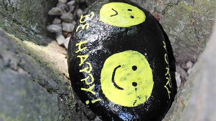 Die Bettwäsche ihrer Kinder hat Jenny Heckel zu diesem Smiley-Stein inspiriert.