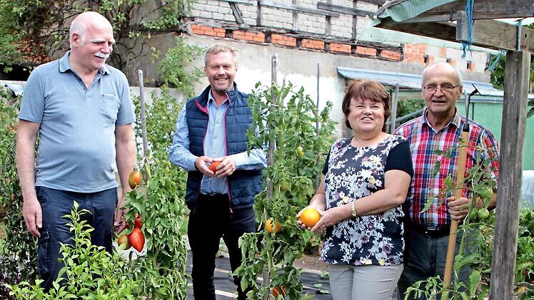 Gartengespräch: der Zeiler Klaus Reinhardt mit Fachberater Guntram Ulsamer und den Prappachern Inge und Gerhard Reinhardt (von links)