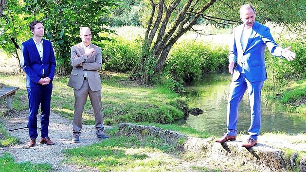 Umweltminister Thorsten Glauber (rechts) erläuterte dem Bayreuther Landrat Florian Wiedemann und dem Hollfelder Bürgermeister Hartmut Stern (von links) im Kainachtal das Pilotprojekt "Auf zu lebenswerten Bächen".