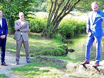 Umweltminister Thorsten Glauber (rechts) erläuterte dem Bayreuther Landrat Florian Wiedemann und dem Hollfelder Bürgermeister Hartmut Stern (von links) im Kainachtal das Pilotprojekt "Auf zu lebenswerten Bächen".