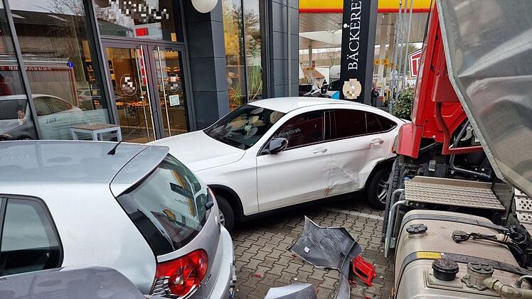 Würzburg: Spektakulärer Unfall in Kist - Lkw knallt vor Bäckerei in drei Autos - "verlor Kontrolle"