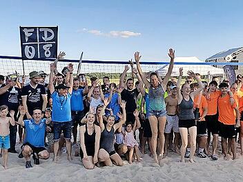 Der Sportverein lud zur Beach-Party und zahlreiche Besucher kamen.