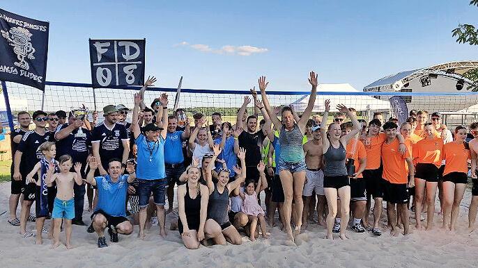 Der Sportverein lud zur Beach-Party und zahlreiche Besucher kamen.