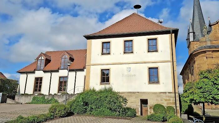 Die Fassade des Litzendorfer Rathauses soll zeitnah saniert werden.