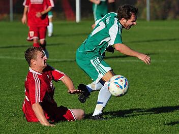 Autsch: Rödelmaiers Sebastian Bayer (sitzend) im Duell mit dem Garitzer Marcel Rudolph. Foto: as