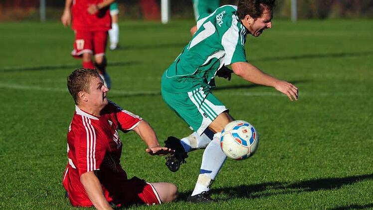 Autsch: Rödelmaiers Sebastian Bayer (sitzend) im Duell mit dem Garitzer Marcel Rudolph. Foto: as