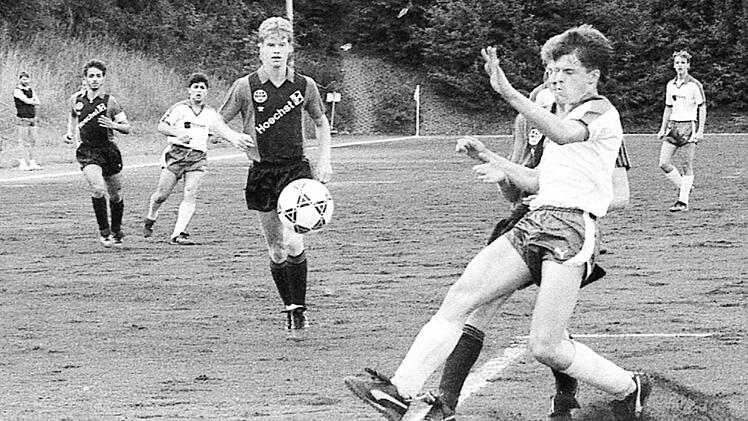 Szene vom Spiel der A-Jugend-Mannschaft von Bundesligist Eintracht Frankfurt gegen eine inoffizielle Bad Kissinger A-Jugend-Stadtauswahl (wei&szlig;e Trikots) 1:1.