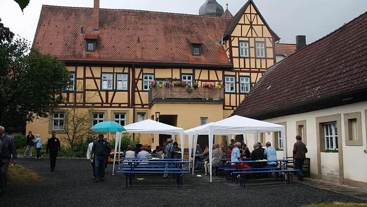 Die Kulisse im Pfarrhof macht sicher auch einen Teil des Charmes dieses Festes aus, auch wenn Regen die Stimmung etwas trübt.
