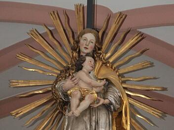 Die Patronin der Katholischen Stadtpfarrkirche zu Unserer Lieben Frau hat nicht immer so ausgesehen wie heute. Die Holzfigur aus den fünfziger Jahren ist umgearbeitet worden. Foto: Stephan Tiroch