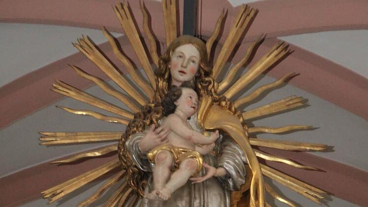 Die Patronin der Katholischen Stadtpfarrkirche zu Unserer Lieben Frau hat nicht immer so ausgesehen wie heute. Die Holzfigur aus den fünfziger Jahren ist umgearbeitet worden. Foto: Stephan Tiroch