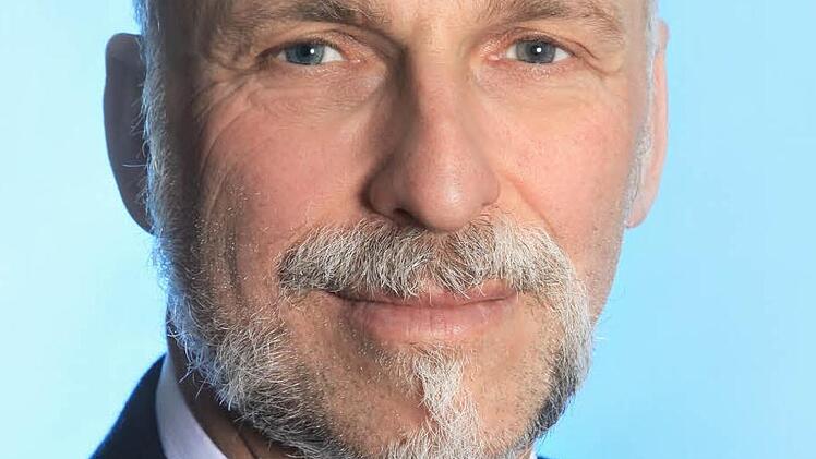 "Die Stadt Bad Kissingen begrüßt alle Investitionen der privaten Betreiber von Institutionen in Bad Kissingen in eine Verbesserung der Angebotsstruktur bei den gesundheitsrelevanten Bereichen", freut sich auch der Bad Kissinger Oberbürgermeister Kay Blankenburg (SPD). Das habe auch Wirkung über die einzelne Klinik hinaus: "Damit wird der Gesundheitsstandort Bad Kissingen langfristig gestärkt. "