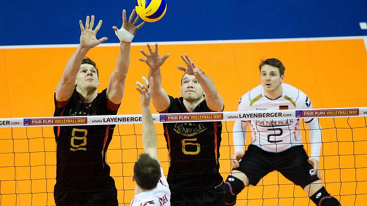 Markus Böhme, Denys Kaliberda und Markus Steuerwald (von links) unterlagen am Sonntag mit Deutschland gegen Polen und verpassen Olympia 2016. Foto: Gregor Fischer/dpa