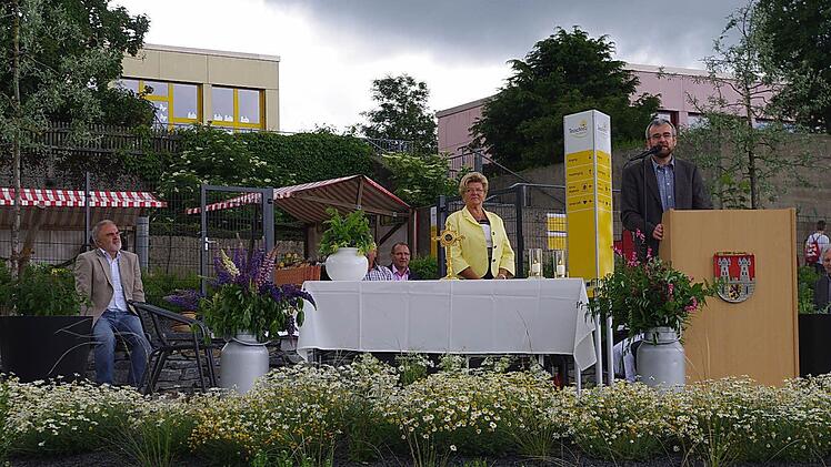 Bürgermeisterin Gabriele Weber und Arnikavereins-Vorsitzender Hans-Peter Müller freuten sich über das gute Gelingen des Kräuterlehr- und Schaugartens.  Foto: Heike Schülein