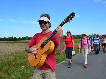 Bei strahlendem Sonnenschein folgte die Wandergruppe Gitarrist Stefan Grasse durch den Aischgrund, hier entlang des Naturschutzgebietes "Feuchtwiesen" bei Neuhaus. Foto: Larissa Händel