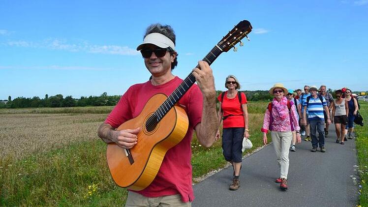 Bei strahlendem Sonnenschein folgte die Wandergruppe Gitarrist Stefan Grasse durch den Aischgrund, hier entlang des Naturschutzgebietes "Feuchtwiesen" bei Neuhaus. Foto: Larissa Händel