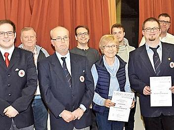 Die BRK-Bereitschaft Stockheim hat treue Mitglieder geehrt. Unser Bild zeigt sie mit (von links) Bürgermeister Rainer Detsch, Kreisgeschäftsführer Roland Beierwaltes, dem neuen, erst 22-jährigen BRK-Bereitschaftsleiter Robin Peter sowie (Zweiter von rechts) Ehrenamtsmanager Ralf Schmidt. Foto: Karl-Heinz Hofmann
