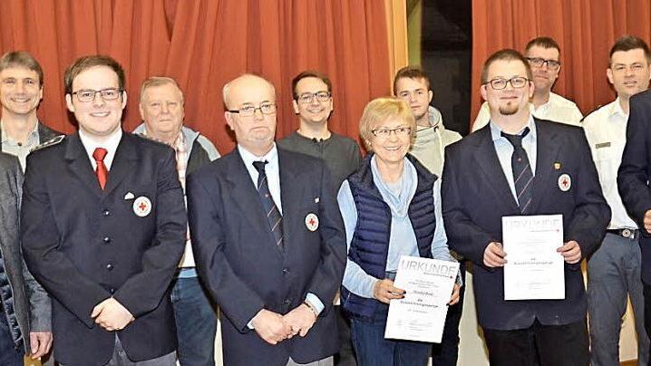 Die BRK-Bereitschaft Stockheim hat treue Mitglieder geehrt. Unser Bild zeigt sie mit (von links) Bürgermeister Rainer Detsch, Kreisgeschäftsführer Roland Beierwaltes, dem neuen, erst 22-jährigen BRK-Bereitschaftsleiter Robin Peter sowie (Zweiter von rechts) Ehrenamtsmanager Ralf Schmidt. Foto: Karl-Heinz Hofmann