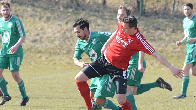 Unser Bild zeigt, wie Garitz' Mariano Ozorio (hinten) versucht, Oberthulbas Michael Römmelt vom Ball zu trennen. Der TSV zeigt gewinnt das Spiel, auch weil Konstantin Papadopoulos Fair Play zeigt.ssp