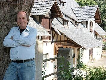 Für Jan Burdinski sind die dringend renovierungsbedürftigen Bauten in Kutzenberg das reine Paradies.
