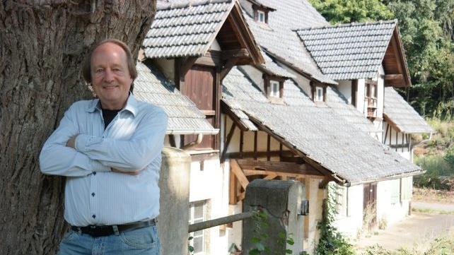 Für Jan Burdinski sind die dringend renovierungsbedürftigen Bauten in Kutzenberg das reine Paradies.