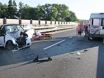V&ouml;llig zerst&ouml;rt wurde der Smart (links) beim Aufprall auf den Kleintransporter (rechts). Foto: VPI Coburg