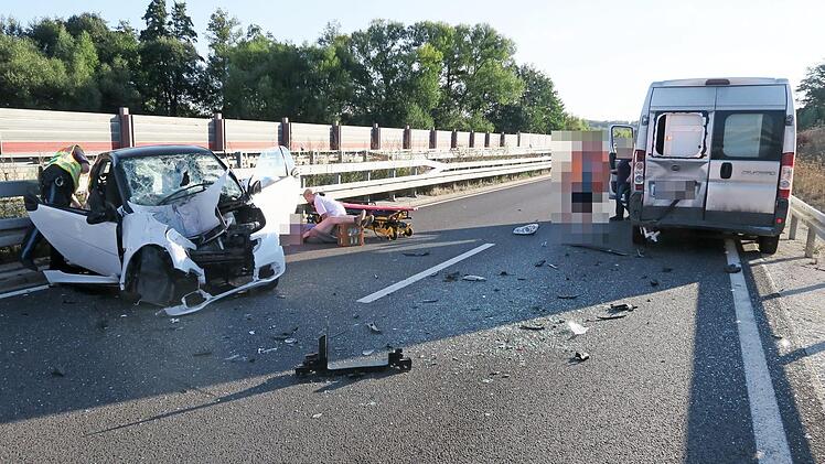 V&ouml;llig zerst&ouml;rt wurde der Smart (links) beim Aufprall auf den Kleintransporter (rechts). Foto: VPI Coburg