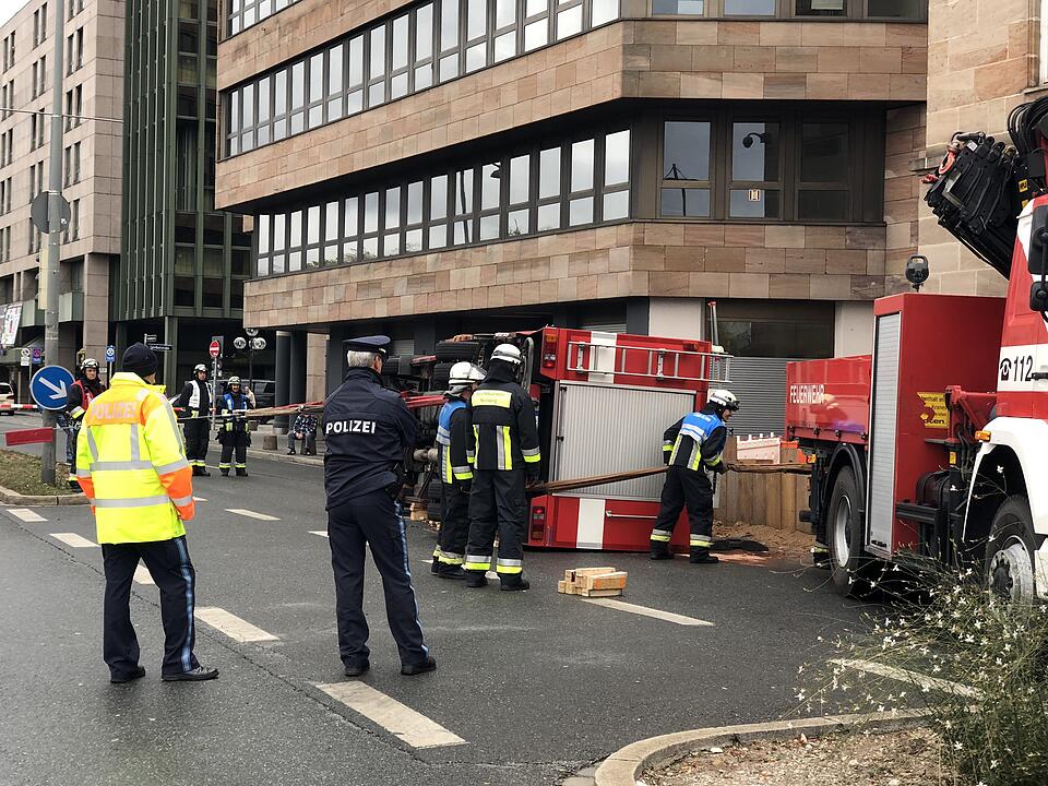 Feuerwehrwagen auf Einsatzfahrt verunglückt