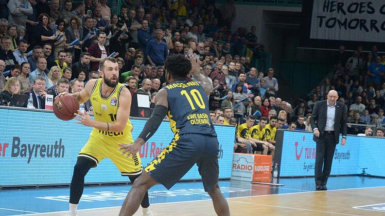 Bastian Doreth sucht eine Anspielstation, rechts Frantz Massenat. Foto: Peter Mularczyk