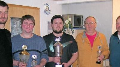 Die erfolgreichen Züchter des Kaninchenzuchtvereins Teuschnitz (v. l.): 2. Vorsitzender Daniel Schnappauf, Frank Steschulat (Vereinsmeister, beste 0.1, LVE), Maximilian Förtsch (Stadtmeister), Reinhard Bauer (bester 1.0, KVE) und Vorsitzender Jörg Unger Foto: Schülein