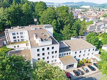 Gerade wegen seiner überschaubaren Größe gilt das Krankenhaus in Neustadt als angenehmer Ort für eine Behandlung in der geriatrischen Rehabilitation, die dort ab sofort angeboten wird. Foto: Regiomed