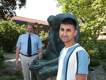 Schulleiter Matthias Ludolph (hinten) freut sich mit Ahmad Towfiq Tokhi über das bestandene Abitur.