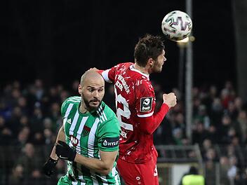 Sein Mitwirken würde dem FC 05 sicher noch einmal einen Schub geben: Zumindest trainiert hat Goalgetter Adam Jabiri (links) wieder, hier im Pokaleinsatz gegen Kickers-Spieler Christian Strohdiek. Foto: foto2press/Frank Scheuring