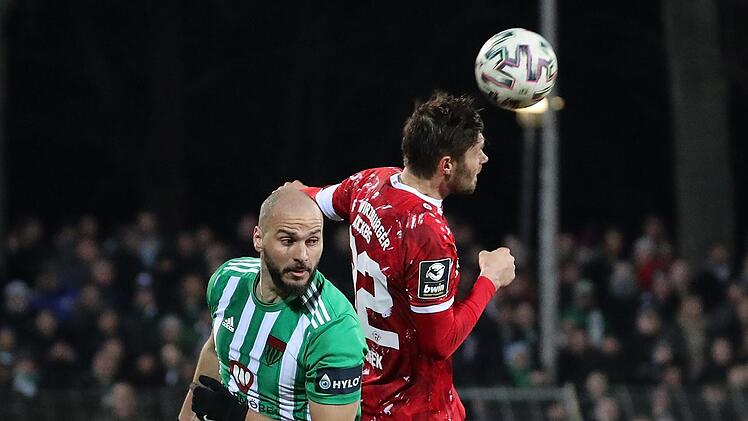 Sein Mitwirken würde dem FC 05 sicher noch einmal einen Schub geben: Zumindest trainiert hat Goalgetter Adam Jabiri (links) wieder, hier im Pokaleinsatz gegen Kickers-Spieler Christian Strohdiek. Foto: foto2press/Frank Scheuring