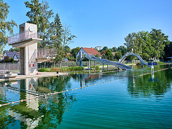 Auf dem rund 50.000 Quadratmeter gro&szlig;en Badareal im Waldstrandbad Windsbach erwartet die G&auml;ste ein 6.000 Quadratmeter gro&szlig;es Wasserbecken.