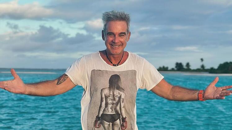 Ende der 90er-Jahre zog es Pierre Coss nach Franz&ouml;sisch-Polynesien. Dort arbeitet er als Skipper und lebt mit seiner Familie weitgehend abseits des Showgesch&auml;fts.