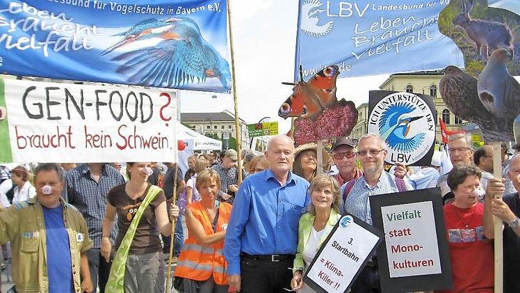 Die Coburger Delegation mit Frank Reißenweber (vorne, Dritter von rechts) an der Spitze bei der Demo in München. Foto: Matthias Luy
