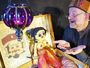 Der Höhepunkt des Wettbewerbs wird die Vorführung des Puppenspielers Thomas Glasmeyer aus Würzburg: "Liebes- und Schelmengeschichten aus 1001 Nacht". Fotos: Sonja Adam
