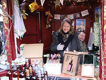 Jane Richter und Bob Blezzard warben auf dem Weihnachtsmarkt für den Besuch von Coburgs Partnergemeinde auf der Isle of Wight und hatten auch Spezialitäten von der Insel dabei. Foto: Simone Bastian