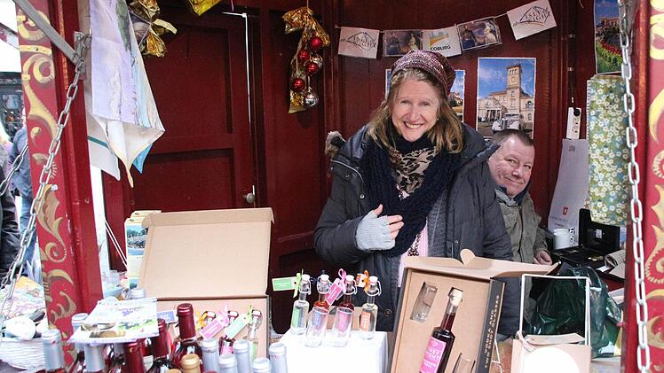 Jane Richter und Bob Blezzard warben auf dem Weihnachtsmarkt für den Besuch von Coburgs Partnergemeinde auf der Isle of Wight und hatten auch Spezialitäten von der Insel dabei. Foto: Simone Bastian