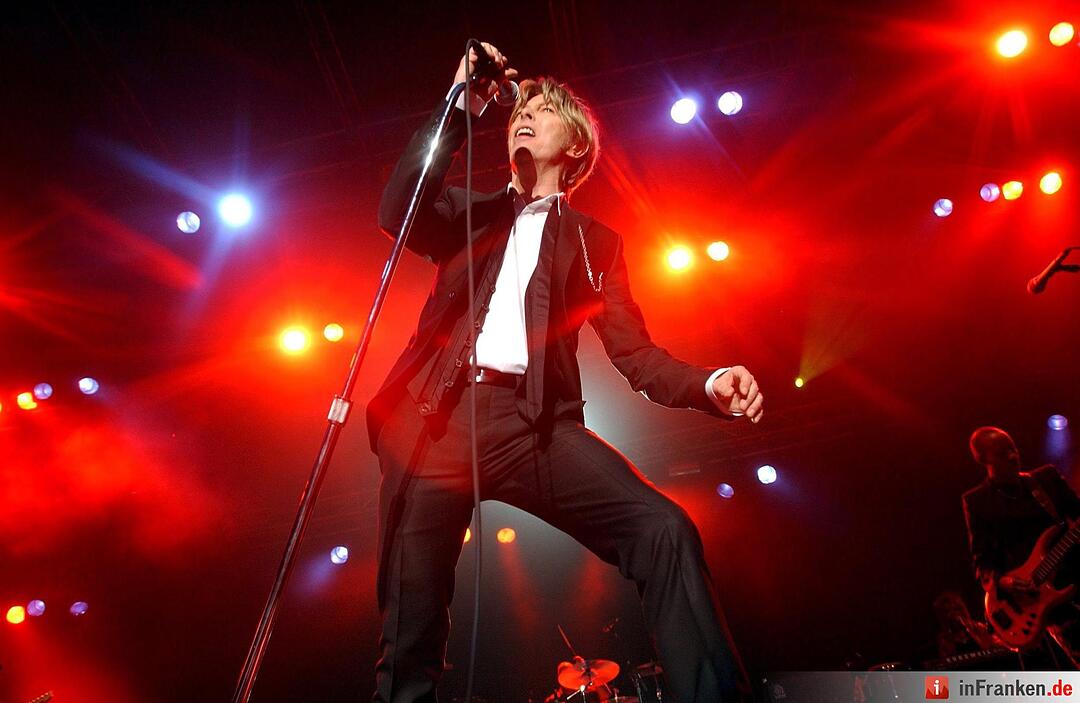 David Bowie bei einem Konzert in Norwegen, 2002 Foto: EPA/HEIKO JUNGE