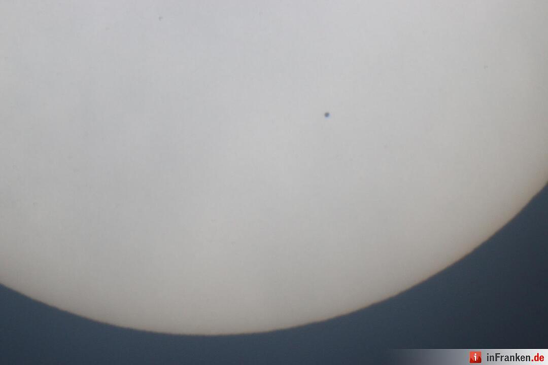 Merkur schiebt sich vor die Sonne