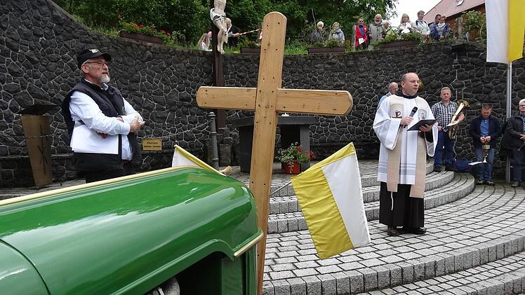 Über 50 Traktoren kamen auf den Kreuzberg. Foto: Marion Eckert