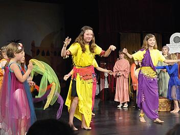 Bunte Kostüme und und Tanzszenen spiegelten im Kindermusical "die Schrift an der Wand" die ungezügelte Feier am Königshof von Belsazar wider. Foto: Petert Klopf